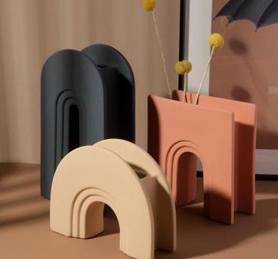 Minimalistische Blumenvase aus Keramik in Regenbogenform
